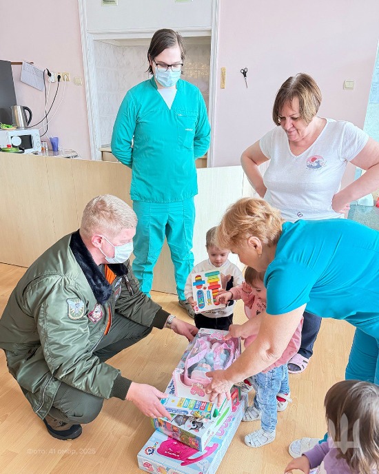 Військовослужбовці 41 окремої механізованої бригади подарували дітям різдвяно-новорічне свято