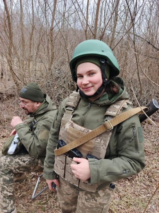 «Ромашка». Офіційний діловод. Бойова жінка. Серце речової служби 41 бригади